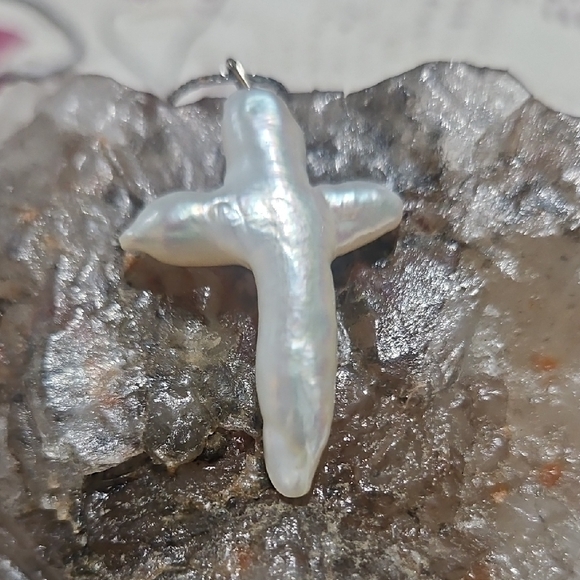 White Cultured Freshwater Pearl Cross On A 14k Italian White Gold Chain - Picture 8 of 11